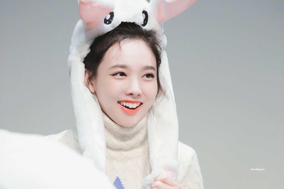 heartlipped's tweet photo. 181117 🐰❤️🧡💛💜💞💓 #Nayeon #나연 #ナヨン #TWICE https://t.co/DD55DowyPL