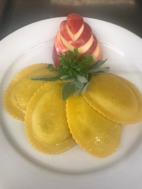 BullRun1740's tweet image. Massachusetts in the house! It's PUMPKIN RAVIOLI on the menu tonight: Mascarpone Ravioli, Grilled Chicken, Brussel Sprouts, Apple &amp;amp; Walnuts Topped with a Creamy Pumpkin Alfredo Sauce. $21
And homemade BOSTON CREAM PIE for dessert!