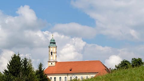 DieTagespost's tweet photo. Warum der Fall #Reutberg eine dramatische Wende genommen hat, wissen die Verantwortlichen vor Ort nicht genau. Dass der Konvent der Franziskanerinnen in dem oberbayerischen Kloster nun aber erhalten bleiben soll, ist ein echter Paukenschlag.
https://t.co/s29cN12bL9 https://t.co/94Juze2Ee0