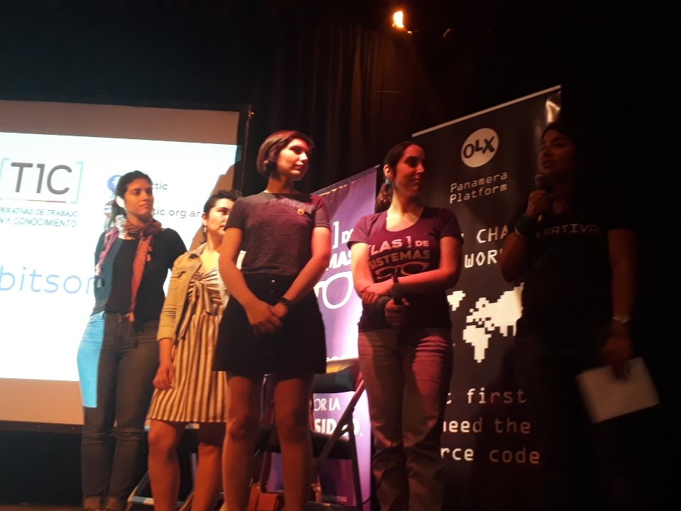 femitconf's tweet photo. @cynpy y @drooruiz de @gcooplibre y @Devecoop nos cuentan cómo es trabajar en cooperativas y entre cooperativas. "Cooperamos, no competimos" #softwareLibre #mesaDeGenero #FemITConf2018 #comunidades https://t.co/VoaFMPC2Y1