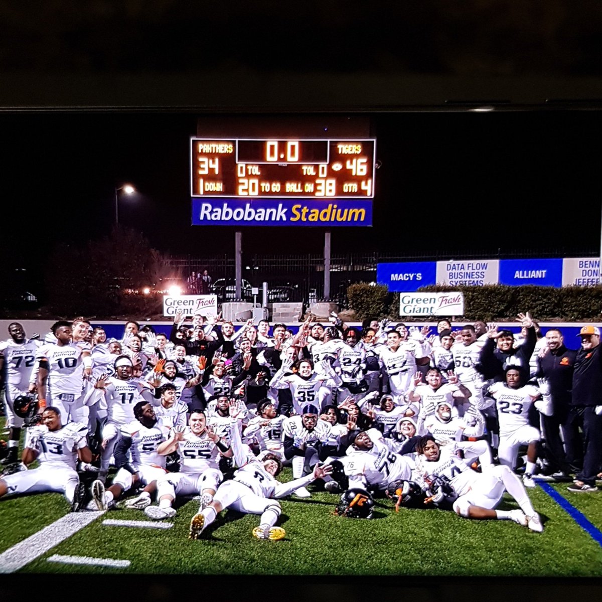 janda_oliver's tweet photo. Go get that W! You can do it! Believe in yourself, trust your coaches and finish strong! @ReedleyCFB #goTigers #believe https://t.co/neeiUUxYZv
