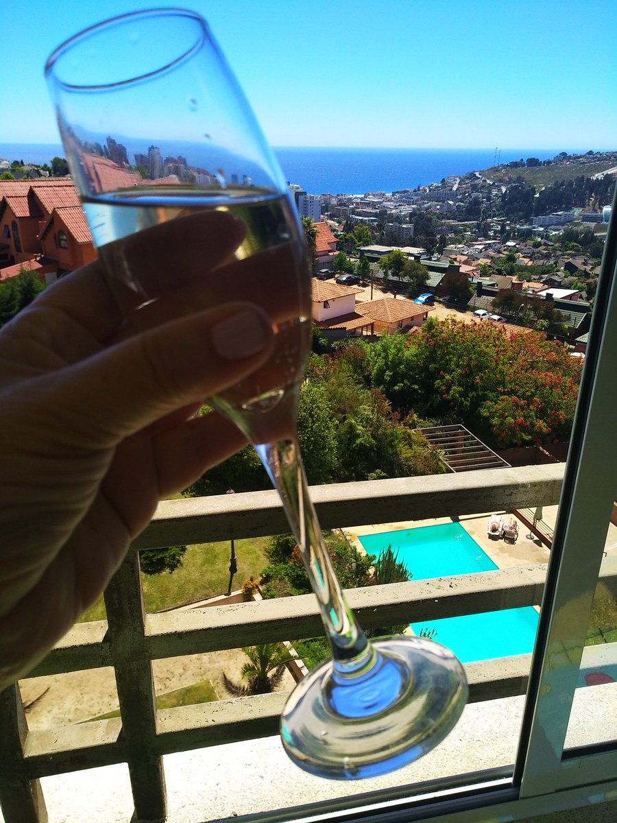 MaryPosa7's tweet photo. Sucediendo.
#Salud
#Champagna https://t.co/2XALJcB3M1