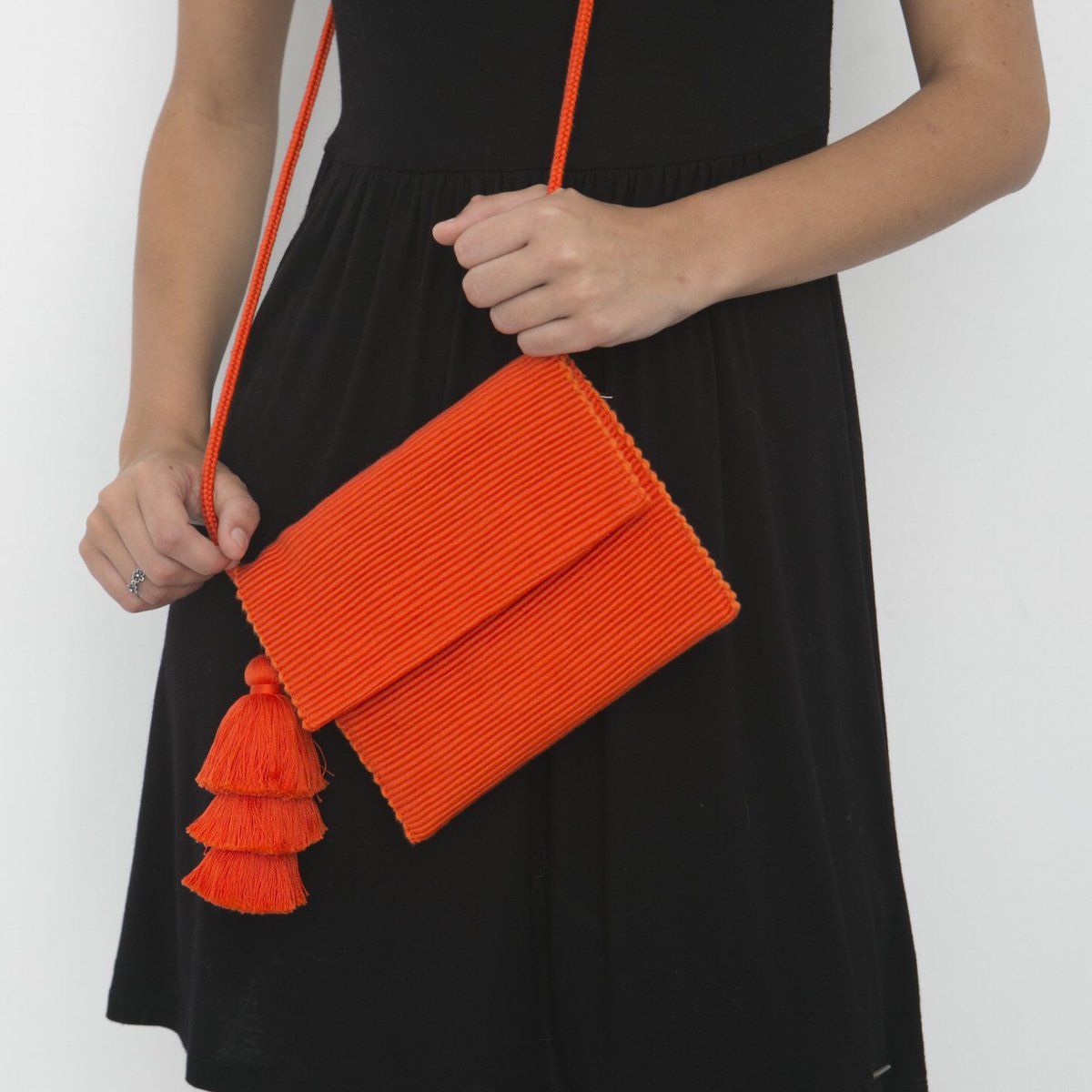 jenningsallen17's tweet photo. The Ande Clutch from @paistextil Is simply amazing! These bags are hand woven on a backstrap loom in Perú!! #paistextil #backstraploom #handmade #hechomano #peru #madeinperu #algodon #clutch #artisanmade #empoweringwomen #purse #womensownedbusiness #fairtrade #bag #wearyourimpact https://t.co/jo9evKBVAg