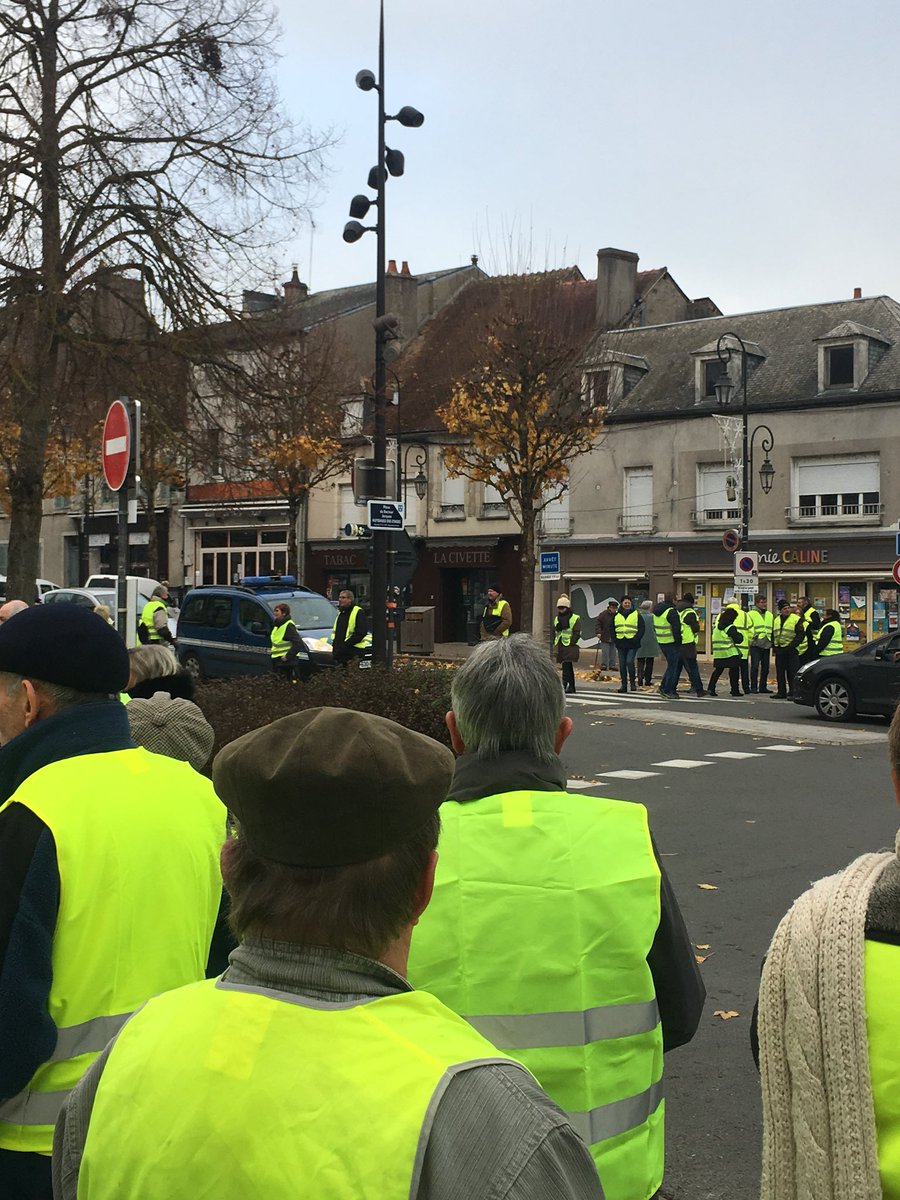 KevAdamsOnline's tweet photo. #GiletsJaunes  #MacronDemission https://t.co/9RuTnrhfVK