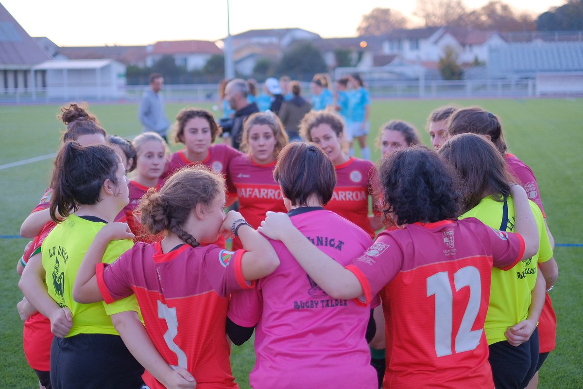 Udalbiltza's tweet photo. Saria #Gipuzkoa-ra joan da, baina gaur #EuskalErrugbia izan da garaile! Milesker parte hartzaile guztiei! Biba zuek!

@Udalbiltza @euskadirugby @naparugbi @MuseeBasque @VilleDeBayonne @asbayonne https://t.co/5BdZwc8AaK