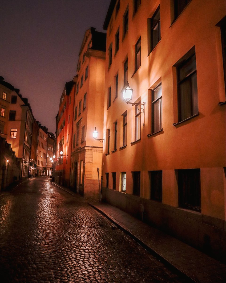StarOfUsA's tweet photo. Hur mysiga är inte stockholms gränder? #stockholm #sweden #autumn #nightphoto #cityviews https://t.co/aHhGjvBK3X