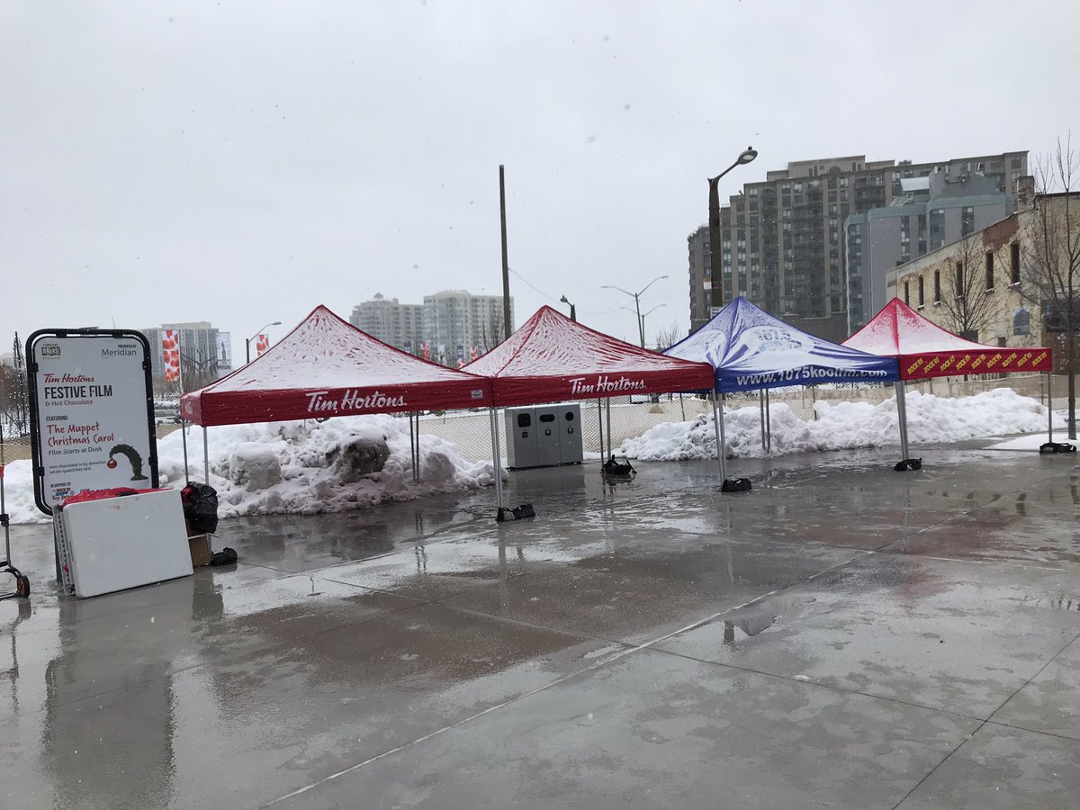 StephanieVeeck's tweet photo. Things are taking shape down at @MeridianCU #meridianplace. @DowntownBarrie ladies working hard. T minus almost 2 hours to #noellafestival begins. #funselfies #SantaClausParade #supportlocal #communitymatters https://t.co/iWIDMKcEYB
