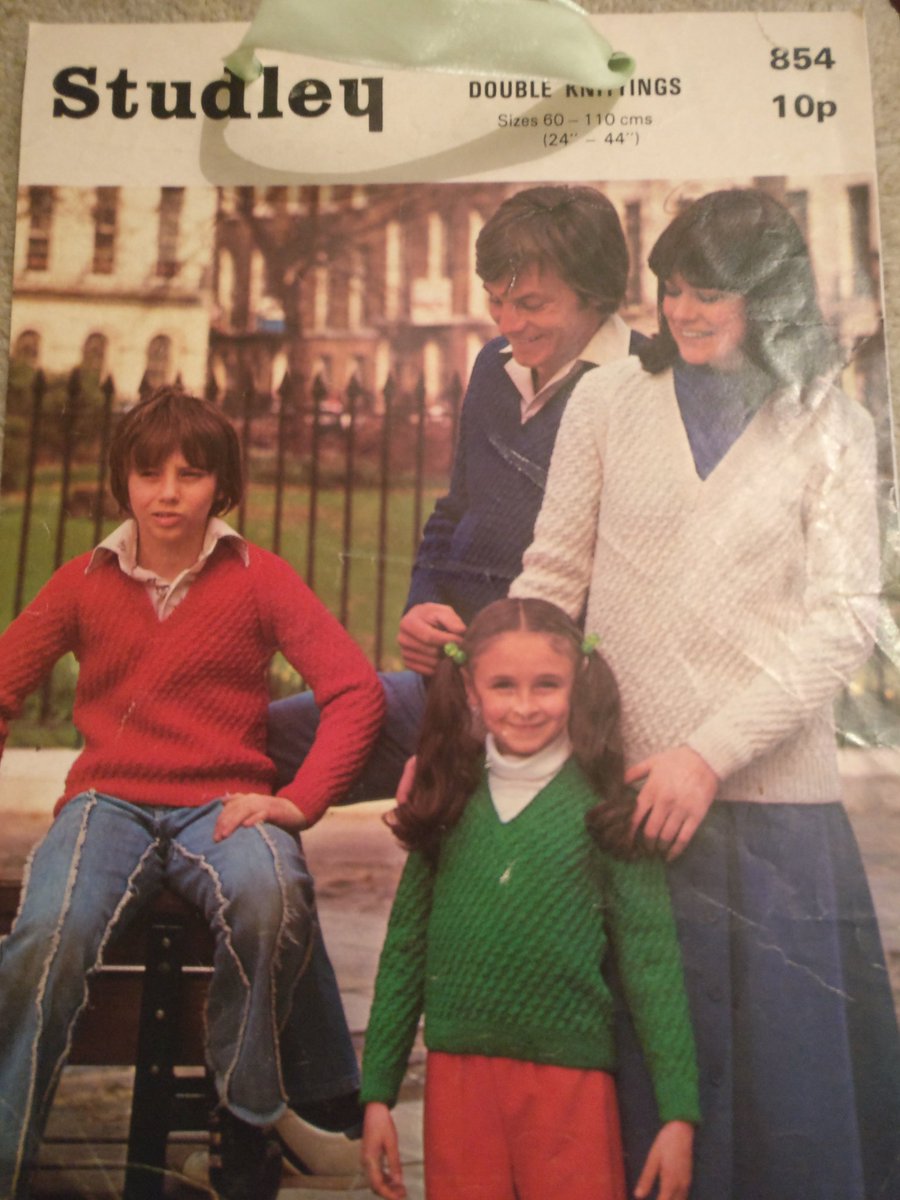 AlyPallie's tweet image. The family that knits together...@MHATrust @doyouvintage 2019 calendars to go #samesweater #differentcolours