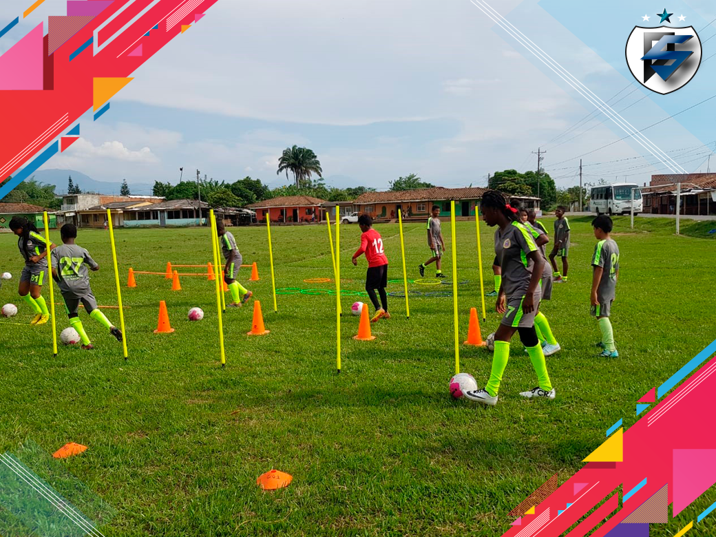 Dsfundacion's tweet photo. A la cima se llega a base de superación y esfuerzo... @Dsfundacion @daosanchez26 #FundacionDavinsonSanchez #Futbolespasión #Juntosporelfuturo  #Esfuerzo #Union #superación #familia😍 https://t.co/TOpnux6HQJ