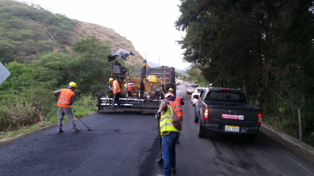 farvega's tweet photo. .@werc444: El material de fresado que es extraído de la vía Loja-Vilcabamba, una parte será trasladado a la parroquia #Malacos para su posterior disposición en los lugares que lo requieran @GoberLoja @eleduja @VistoLoja @gadmalacatos @lodelmomentoloj @cuxibamba @craj_78 https://t.co/ucaZxU9dfY