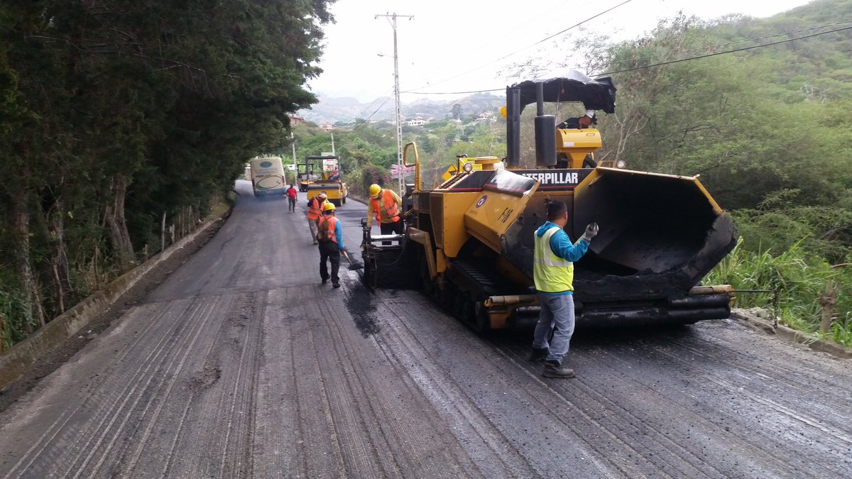 farvega's tweet photo. .@werc444: El material de fresado que es extraído de la vía Loja-Vilcabamba, una parte será trasladado a la parroquia #Malacos para su posterior disposición en los lugares que lo requieran @GoberLoja @eleduja @VistoLoja @gadmalacatos @lodelmomentoloj @cuxibamba @craj_78 https://t.co/ucaZxU9dfY