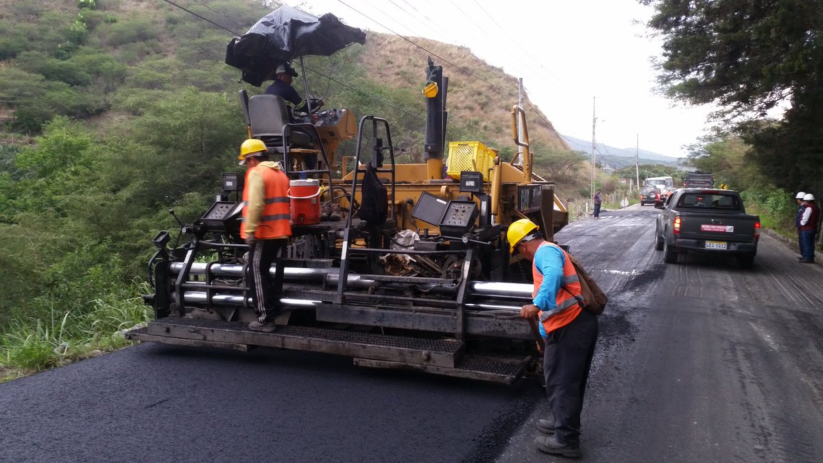 farvega's tweet photo. .@werc444: El material de fresado que es extraído de la vía Loja-Vilcabamba, una parte será trasladado a la parroquia #Malacos para su posterior disposición en los lugares que lo requieran @GoberLoja @eleduja @VistoLoja @gadmalacatos @lodelmomentoloj @cuxibamba @craj_78 https://t.co/ucaZxU9dfY