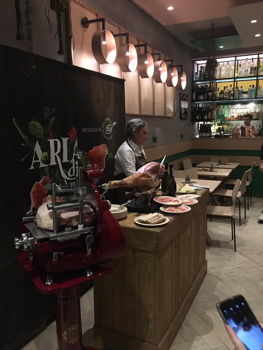GiorgiaBmc's tweet photo. Eccoci alla tappa napoletana di
#AriaDiSanDaniele ad assaggiare questo prosciutto crudo favoloso (non vi dico l'odore) con @lamammacuoco per @saygoodITA seguiteci
#SaySanDaniele 
#SanDanieleDop
@SanDanieleDOP https://t.co/c5T7sQEgd0