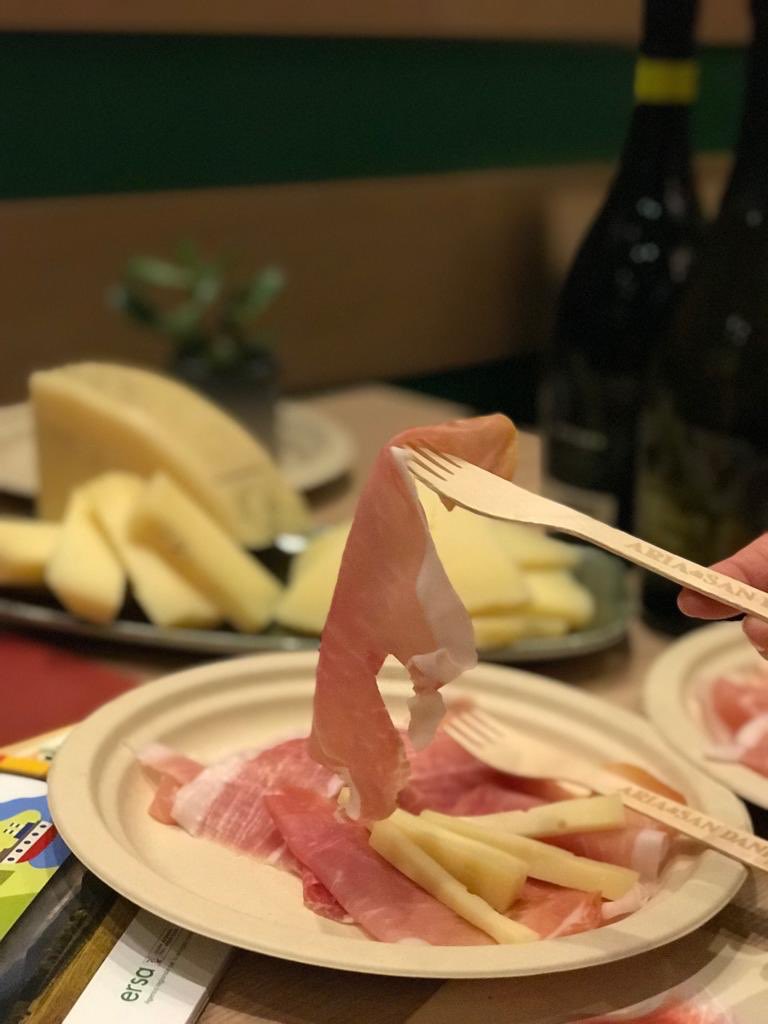 Eccoci alla tappa napoletana di
#AriaDiSanDaniele ad assaggiare questo prosciutto crudo favoloso (non vi dico l'odore) con <a href="/lamammacuoco/">Elisa Russo</a> per <a href="/saygoodITA/">saygood</a> seguiteci
#SaySanDaniele 
#SanDanieleDop
<a href="/SanDanieleDOP/">Prosciutto di San Daniele</a>