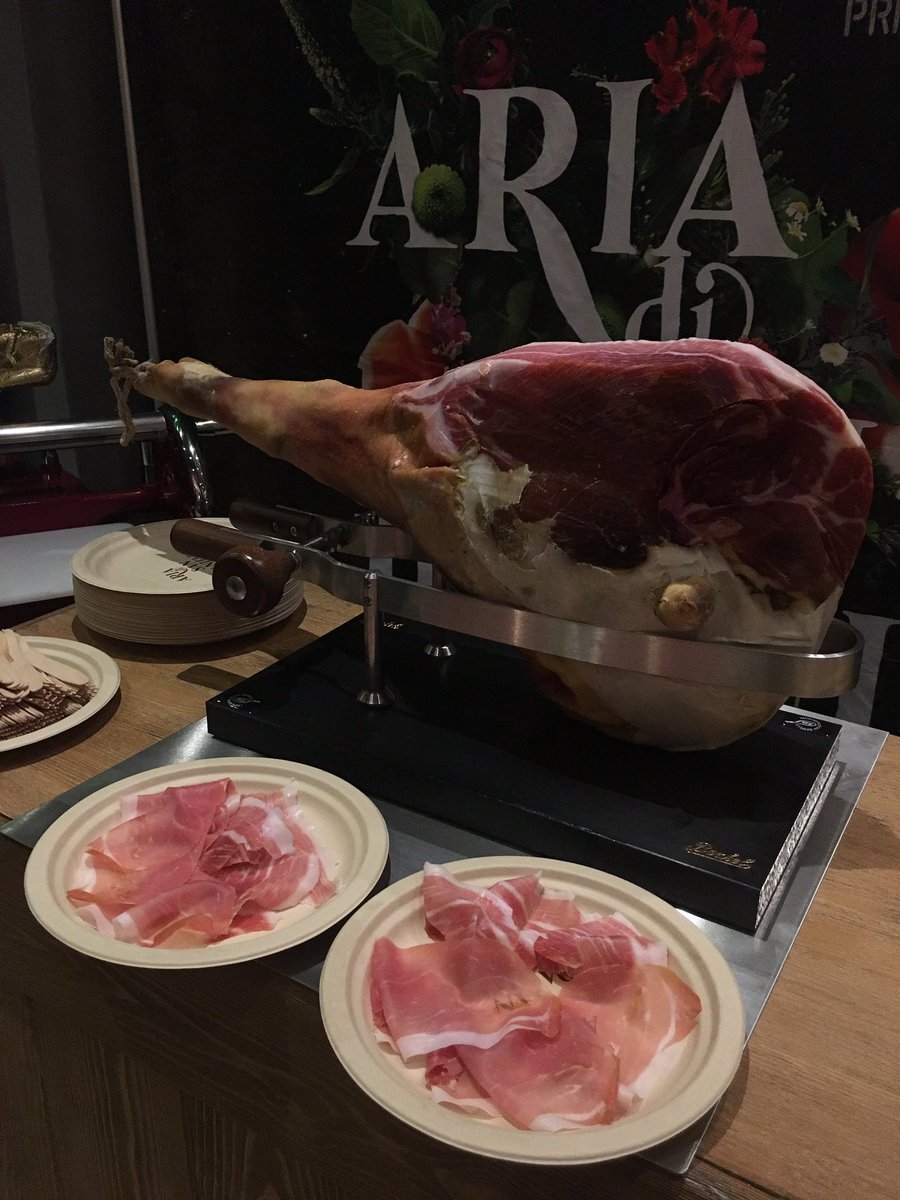 GiorgiaBmc's tweet photo. Eccoci alla tappa napoletana di
#AriaDiSanDaniele ad assaggiare questo prosciutto crudo favoloso (non vi dico l'odore) con @lamammacuoco per @saygoodITA seguiteci
#SaySanDaniele 
#SanDanieleDop
@SanDanieleDOP https://t.co/c5T7sQEgd0