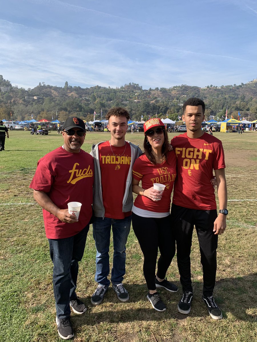 BurtandkimSmith's tweet photo. We ready! ❤️✌🏼💛 @msmith2110 
#Trojans
#bruins https://t.co/9KXKiBGIrX