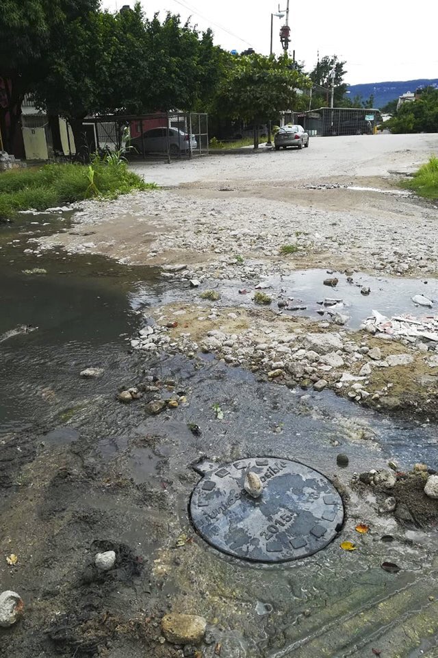 CarlosMoralesV_'s tweet photo. @TuxtlaSMAPA Derivado de una denuncia en las redes sociales, personal de #SMAPA realiza re-colocación de tapa en pozo de visita, ubicado en la Prolongación de la 5a. Poniente Norte y Universo Sur, en la Colonia Fovisste Paraíso. https://t.co/uWk1qn1up4 https://t.co/PGCU3RSN4t