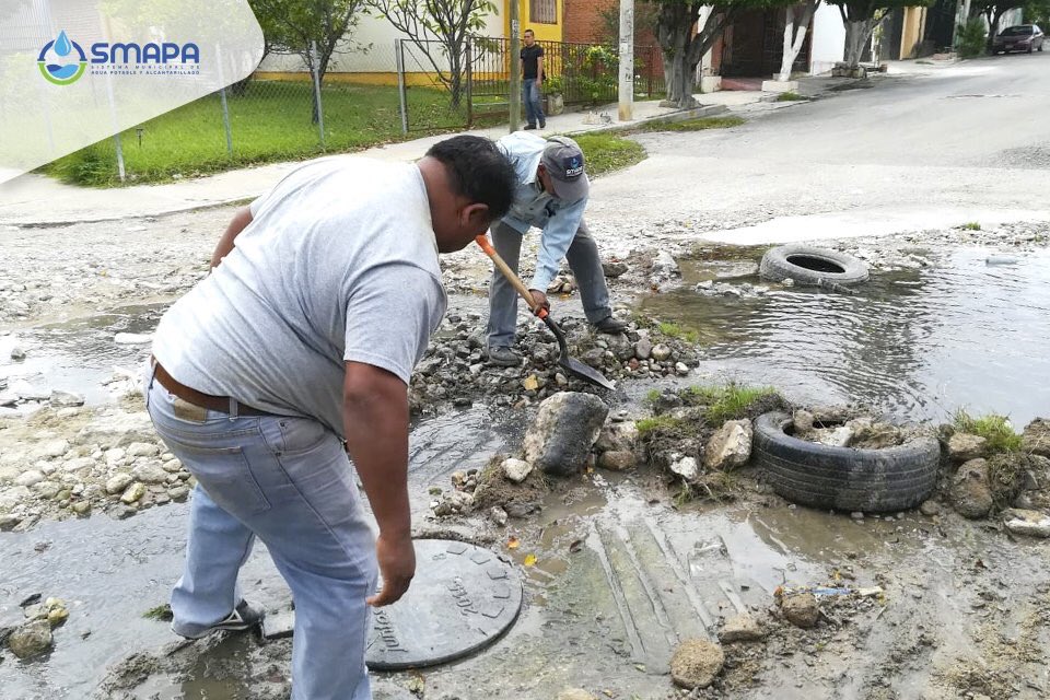 CarlosMoralesV_'s tweet photo. @TuxtlaSMAPA Derivado de una denuncia en las redes sociales, personal de #SMAPA realiza re-colocación de tapa en pozo de visita, ubicado en la Prolongación de la 5a. Poniente Norte y Universo Sur, en la Colonia Fovisste Paraíso. https://t.co/uWk1qn1up4 https://t.co/PGCU3RSN4t