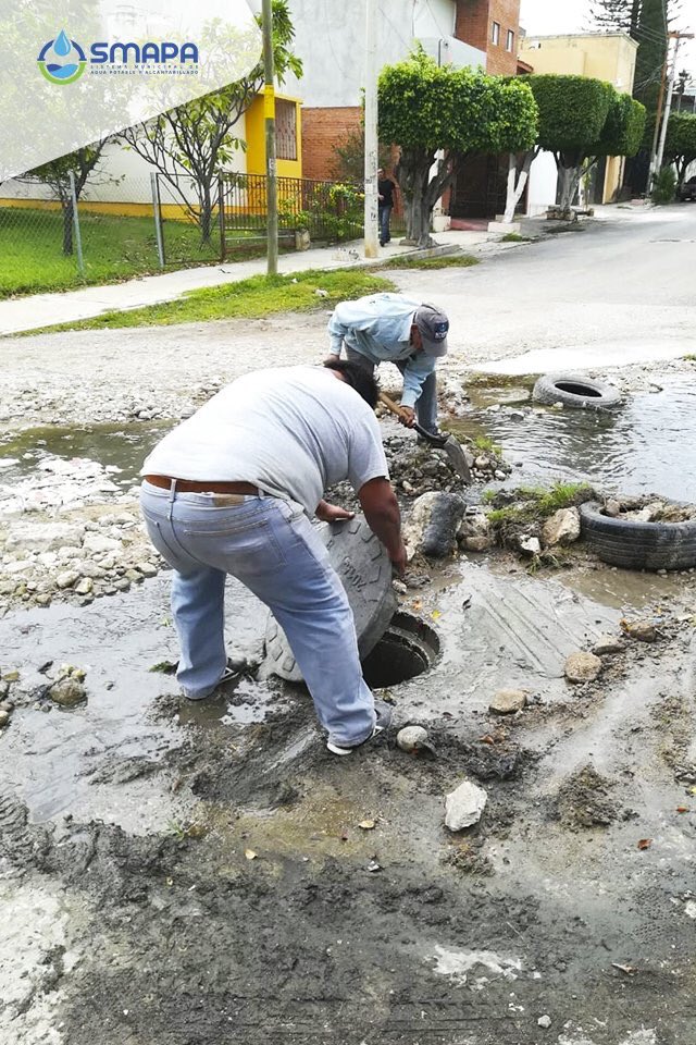 CarlosMoralesV_'s tweet photo. @TuxtlaSMAPA Derivado de una denuncia en las redes sociales, personal de #SMAPA realiza re-colocación de tapa en pozo de visita, ubicado en la Prolongación de la 5a. Poniente Norte y Universo Sur, en la Colonia Fovisste Paraíso. https://t.co/uWk1qn1up4 https://t.co/PGCU3RSN4t