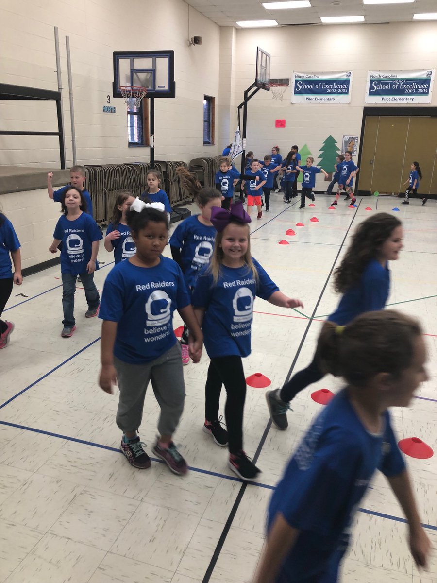SHall_dcs's tweet photo. 2nd and 3rd grade Red Raiders keep moving ⁦@PilotElementary⁩ ⁦@dcsnc⁩ during FunRun. Boosterthon offers character ed, phys. ed and fundraising. https://t.co/Sa5LKluUbp