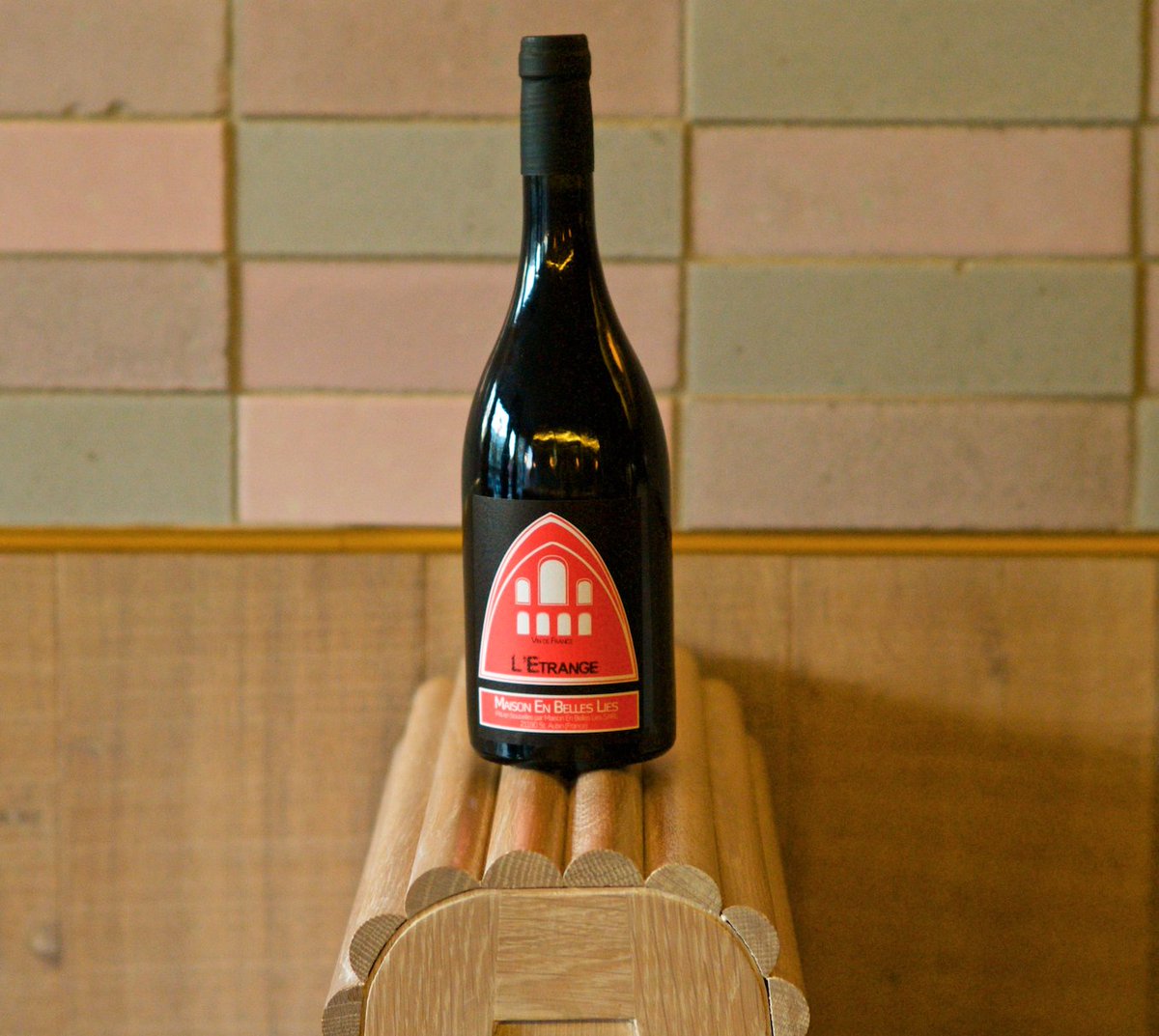L'Etrange by #maisonbelleslies.  A beguilingly fresh and pure blend of Pinot Noir and Gamay with a touch of Chardonnay.  #biodynamic #lowinterventionwine from 60yr-old vines. So refreshing and gently warming.  A perfect autumn quaffer.  

Thanks <a href="/BurgPortfolio/">TheBurgundyPortfolio</a>