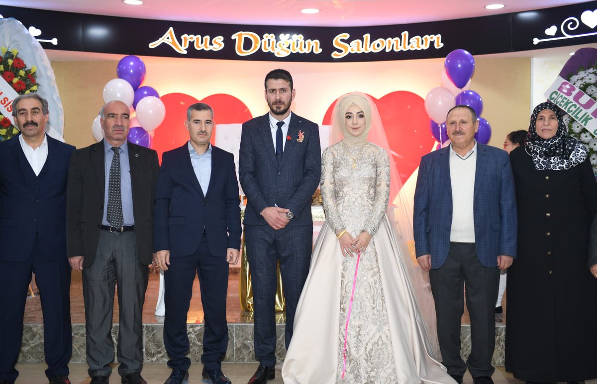 Çalışma arkadaşımız Muhammed Kayhan ile Ebru Murat kardeşimizin nişan merasimlerine katılarak nişan yüzüklerini taktık. Allah tamamına erdirsin. Mutlu, mesut ve bahtiyâr eylesin.