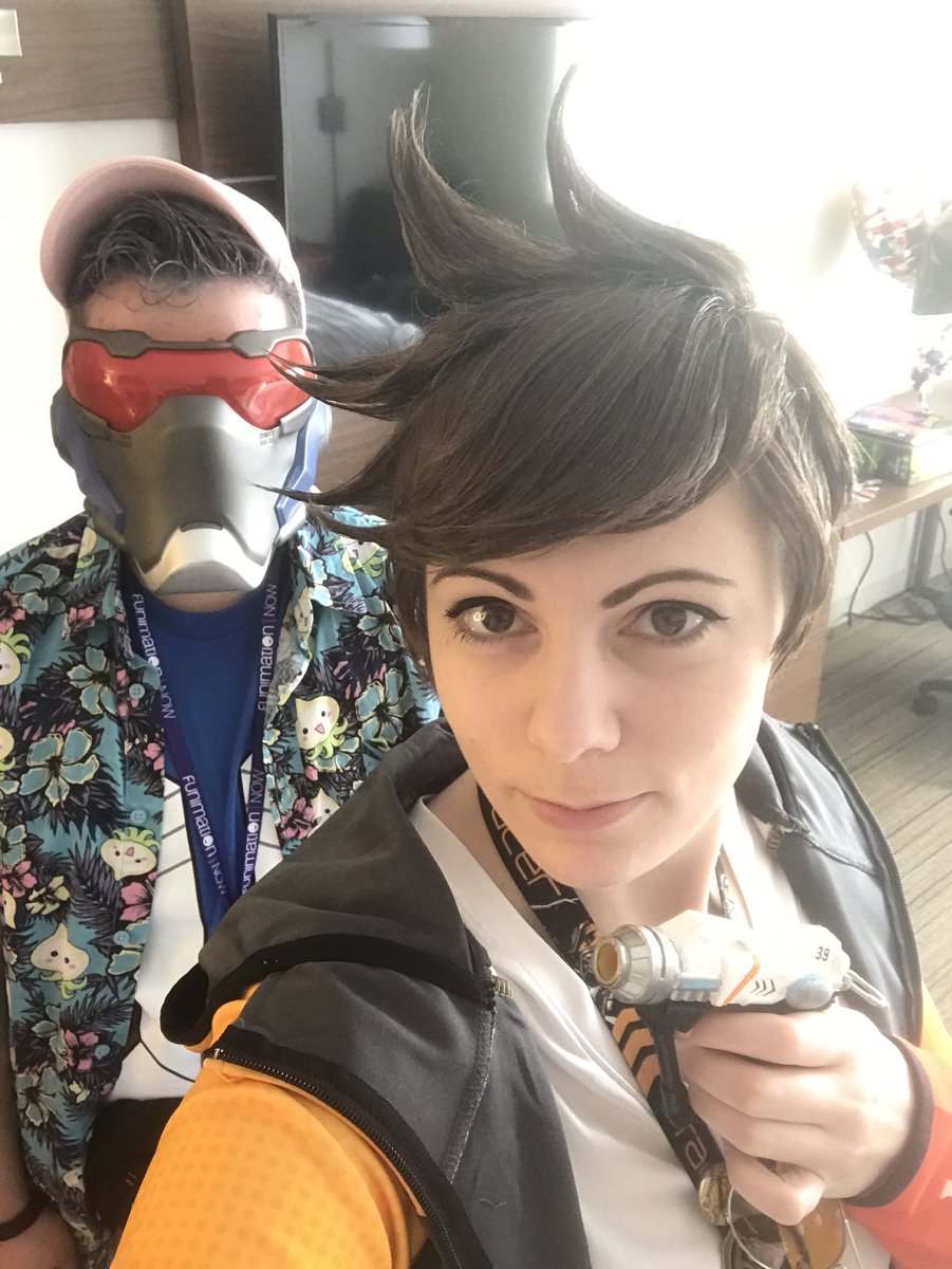 Br1ttanyBlu3's tweet image. #cosplaying Tracer at #DaishoCon2018 with Dad76 @PlayOverwatch ‘bout to be lit in the games room...if the computer reboot! ;-;