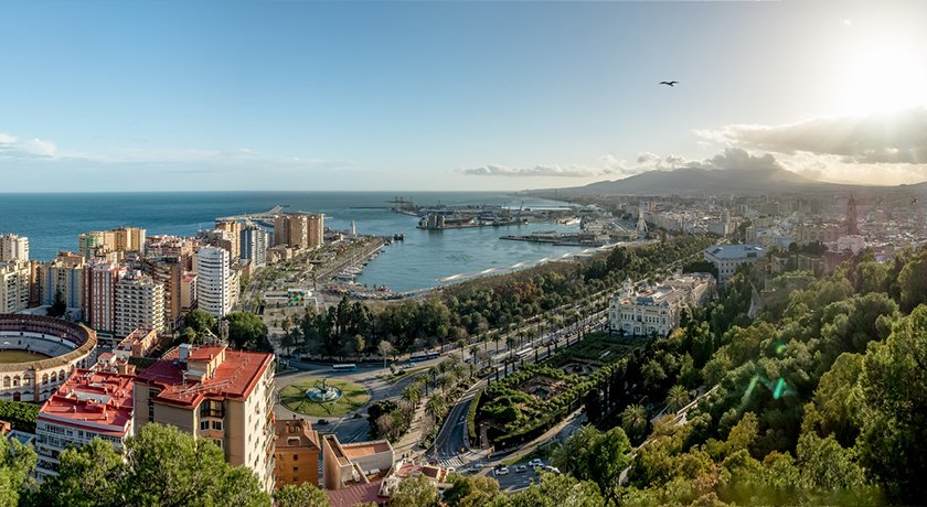 celiacomundo's tweet photo. Un rato de siesta en el AVE es suficiente para desconectar de la gran ciudad en un fin de semana en la playa. Sol, monumentos, un centro histórico muy interesante, buena comida y mejor gente esperan en Málaga  https://t.co/ROswts0HnT https://t.co/HrEl0Rw5Eo