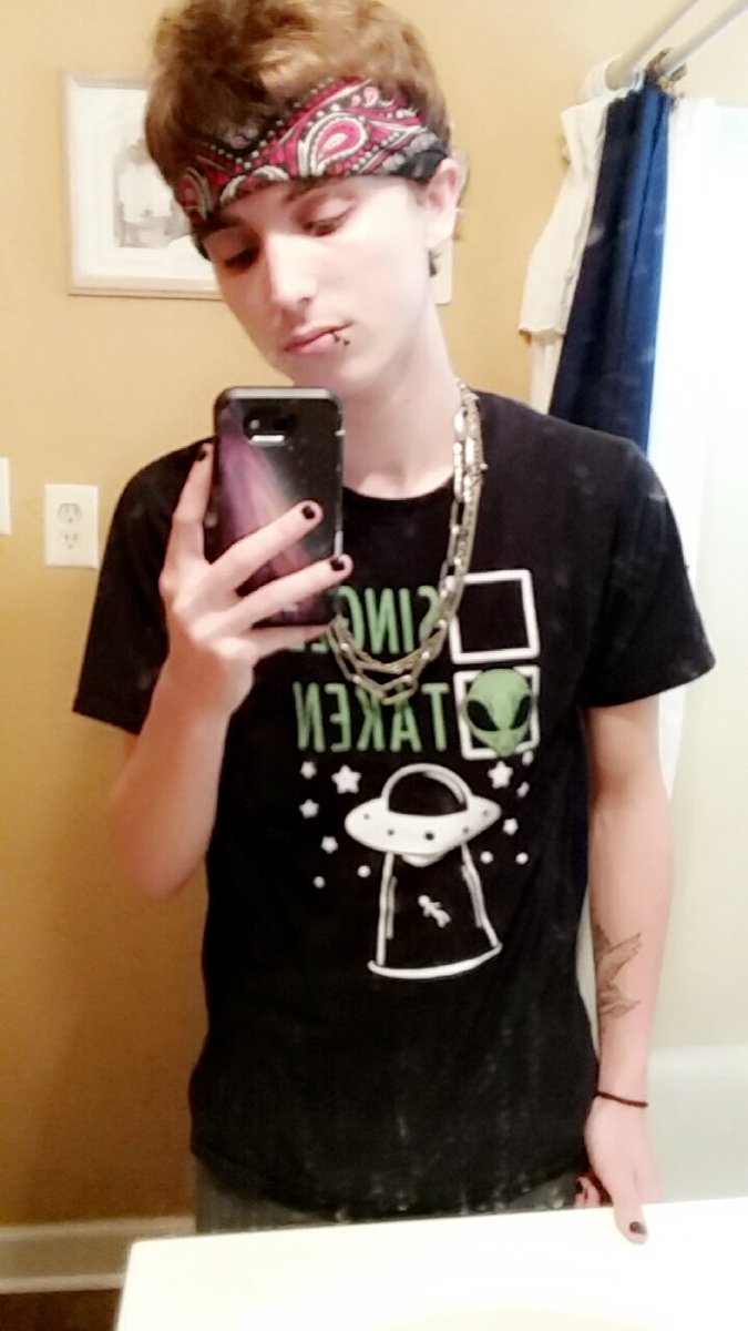symbixte420's tweet photo. #Stoner #Ugly #Weirdo #Emo #Punk #Sadboi #Alien https://t.co/aNFusrtXMA