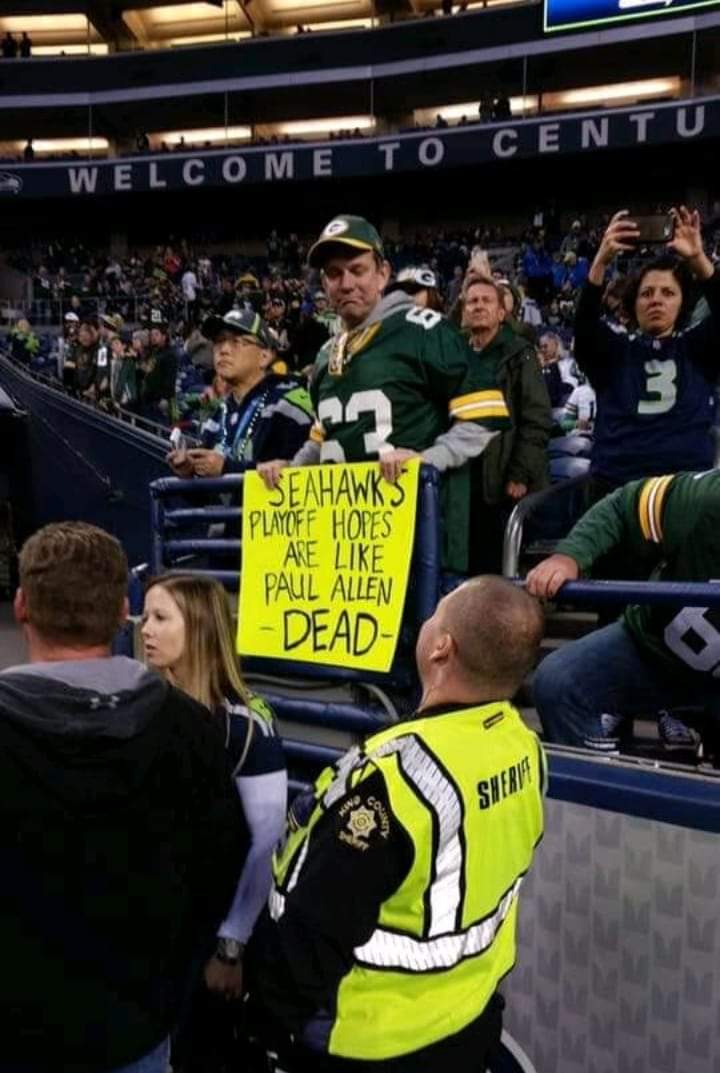 TONYA74584099's tweet photo. @packers wow this is the kinda fan base you all have!! You should be so proud,Disrespectful does not even cover the awfulness of this person and his foul sign @NFL #Seahawks #GoPackGo #GBvsSEA #RIPPAULALLEN #BlueFriday #GreenBayPackers #Shameful https://t.co/ycWrrQIQim