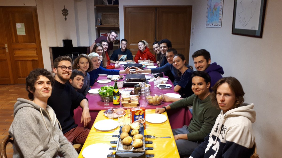 EEUdF_VdS's tweet photo. C'est parti pour la raclette de Val de Seine ! Bon ap! https://t.co/D2DP0YS7Pb