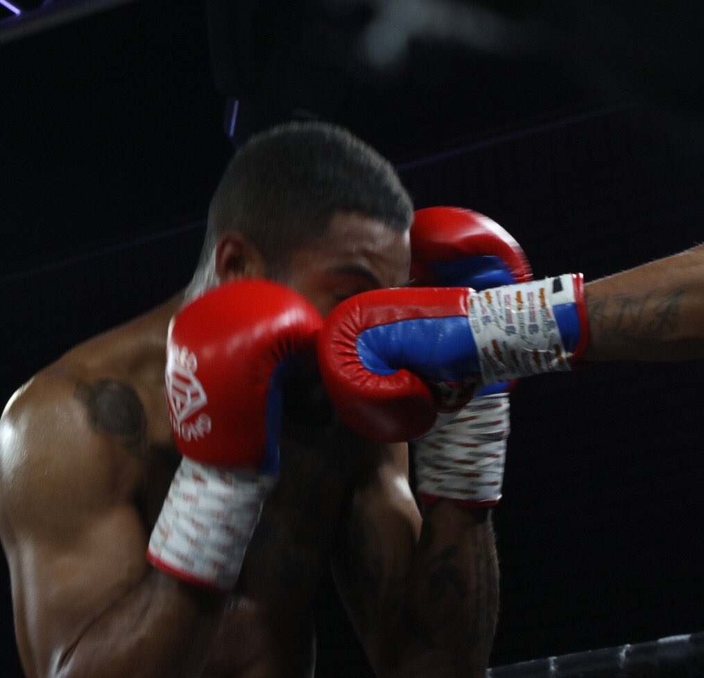 toppiccouk's tweet photo. @Mikeysakyi keeps himself protected to take the points and the result in the first bout @BrentwoodCentre from @Leeeaton88 promotion #boxing #sport #essex #suffolk #freelance photographer https://t.co/LpzjP9NlgN
