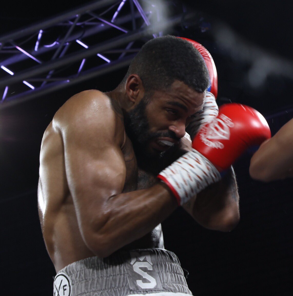 toppiccouk's tweet photo. @Mikeysakyi keeps himself protected to take the points and the result in the first bout @BrentwoodCentre from @Leeeaton88 promotion #boxing #sport #essex #suffolk #freelance photographer https://t.co/LpzjP9NlgN