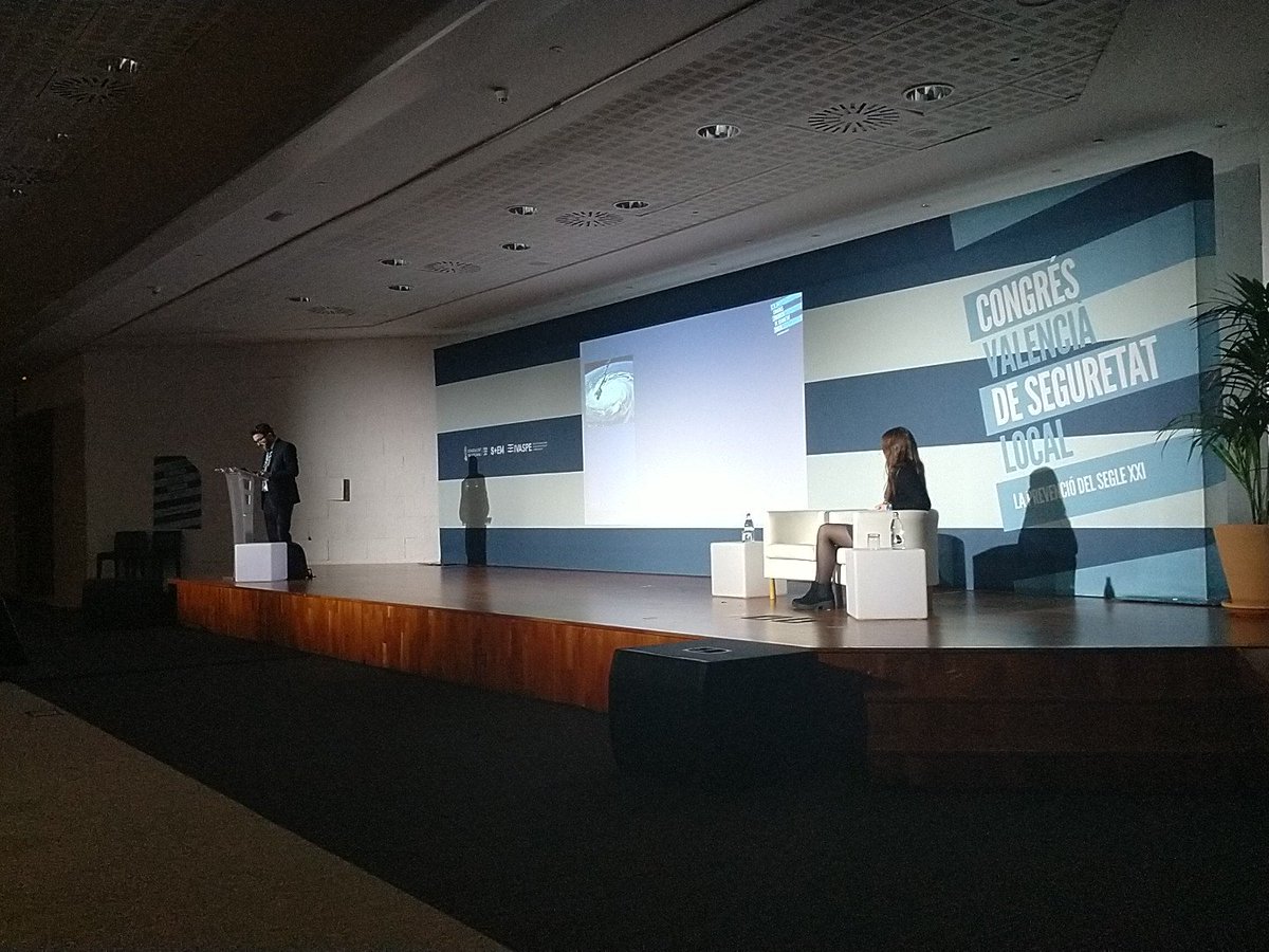 pepMEspasa's tweet photo. #SeguridadLocal2018 😌👉@FernandoQPH 🔝 realiza la conferencia magistral de clausura ¿Es posible la inteligencia artificial para predecir/prevenir el crimen?🤔 Brillante disertación 👏👏 @CriminaUMH @UniversidadMH @ConValSegLocal 👮 https://t.co/7osmiSo6dU