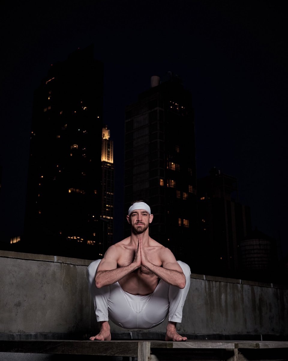 benjiboyyogaboy's tweet photo. Shabbat Shalom 🙌🏻✡️💫 📸 @montystilson #shabbatshalom #namaste #squat #scienceofself #rooftopnyc #nycyogaboy #nycyogalife #benjiboyyogaboy #班杰明 #べンジーボーイ https://t.co/Jas6hvRunQ
