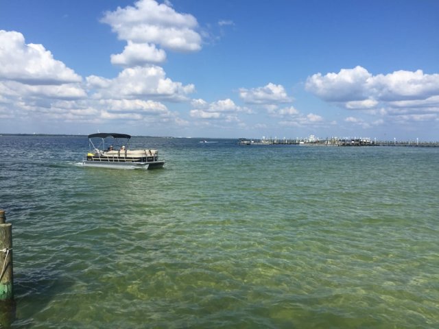 AlohaPontoon's tweet photo. Leave all your worries on land. https://t.co/pRxTZaff8f