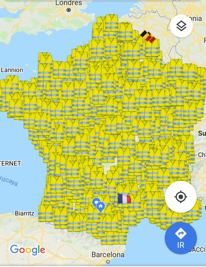 Delocksley1's tweet image. França (70 milions hab.) Un quart de milió de manifestants amb l'armilla del cotxe col•lapsen el país per aconseguir un millor preu dels carburants. 
Cat. (7 milions hab.) 1 milió de manifestants amb samarretes de 12€ anem fotem martingales per aconseguir... No res.