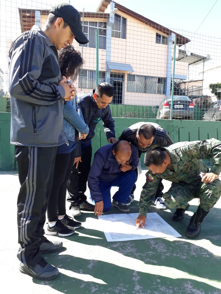 ECU911Ambato's tweet photo. Reservistas de las @FFAAECUADOR #Ambato realizan prácticas de Orientacion Básica en el terreno en Taller #PrimerRespondiente https://t.co/bGDbeMjemR