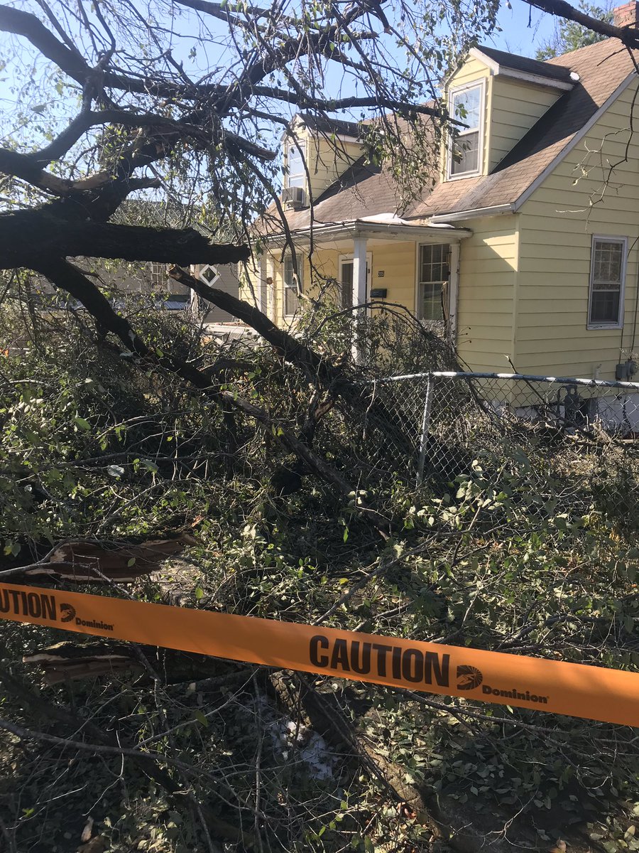 markajeter's tweet image. Does this pole need to snap or catch on fire before you take care of it @verizon @DomEnergyVA @comcast