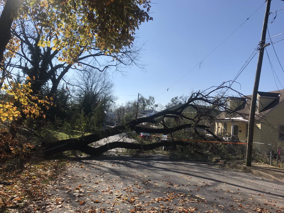 markajeter's tweet image. Does this pole need to snap or catch on fire before you take care of it @verizon @DomEnergyVA @comcast