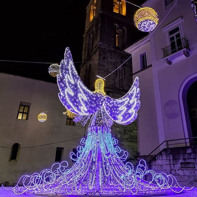 Il Duomo di Salerno #lucidartista #lucidartistasalerno #lucisalerno #love #natale #christmaslights #lucidinatale #streetphotography #christmasdecor #luminarias #streetart #salernocity #salerno #light #ilgiardinoincantato #urbanart #lights #instachristmas… ift.tt/2qT4SuM