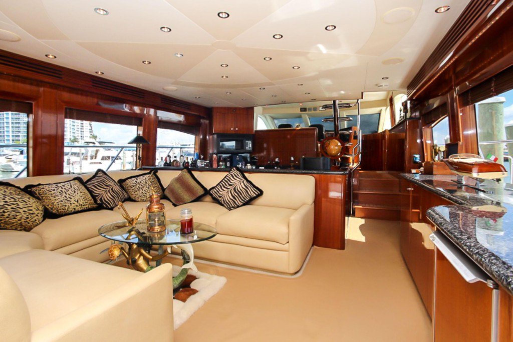 fyiyachts's tweet photo. 63' Hatteras - https://t.co/gVAL4SUFJe https://t.co/HkigfSqSt6