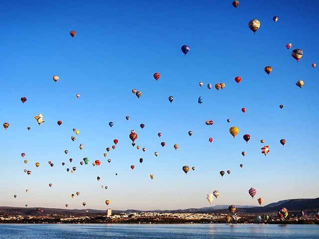 LeonGuanajuatos's tweet photo. 🎈🎈🎈Una vista que solo podemos disfrutar 4 días al año y está en nuestra ciudad🎈🎈🎈
.
🦁@figleon único.🦁
.
#leonguanajuato #leongto #fig #figleon #fig2018 #fig2017 #vivefig #globos #balloons #México #bonitoleon #bonitoleongto #guanajuato #mexigers #… https://t.co/BqjF9jdIPm https://t.co/uGvChsjE31