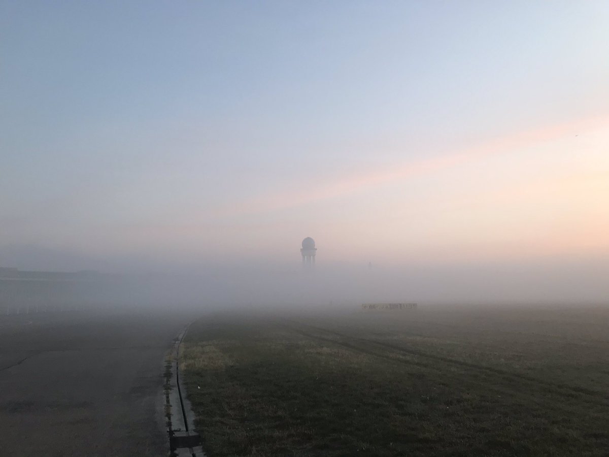 karlhhh's tweet photo. #fog #nebel #tempelhoferfeld #gutenmorgen https://t.co/yLr6l4mqfF