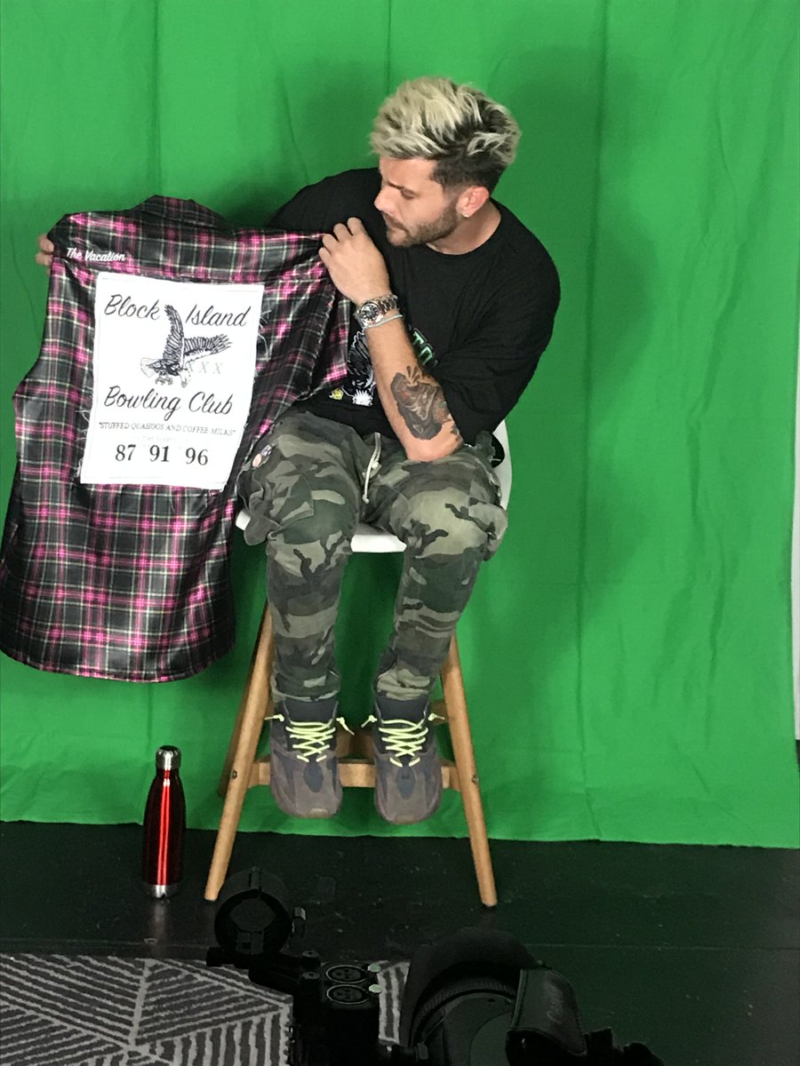 paravalus's tweet photo. Making movies and shit https://t.co/8estOh6rLR