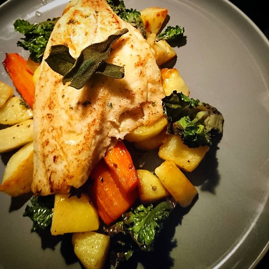 iemmahuman's tweet photo. Dinner 🍽️ Panfried seabream from Hartley's Seafood van, with kalettes &amp; yukon gold from @BallymakennyF with honey roast carrots &amp; crispy sage, garlic &amp; herb butter 🌿👌🐟 #thisisirishfood #supportlocal #supportirishproducers https://t.co/BfXTqEOnNq