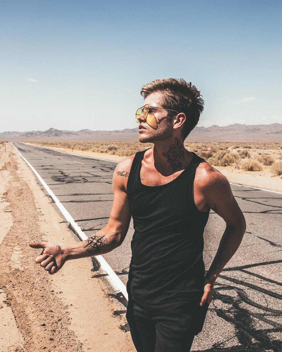 MomentaryInk's tweet image. Serious Question: Would you pick up @blake_eiermann if you saw him hitchhiking? 
.
.
.
.
#customerinkpost #desertdays #compasstattoo #necktattoo