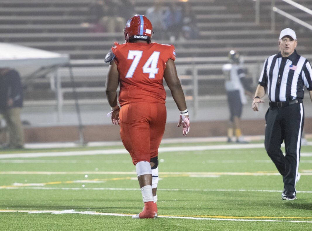 drippmarii's tweet photo. Man what a story that’s gone be to tell! Left everything I had on that field. Senior year was something unbelievable an unforgettable. I’ll do it all over again if I could #NoFamilyLikeMines ❤️ https://t.co/t8qBSXrcgI