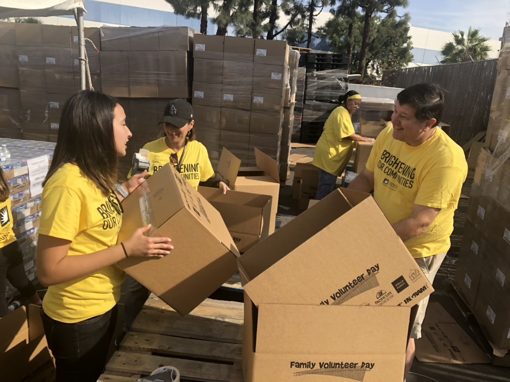 SCE_TammyT's tweet photo. Team @SCE_Communities is at the #OCFoodBank 🍊packing boxes for deserving families & seniors. Celebrating #FamilyVolunteerDay with great #energy! Thanks @CAPOrangeCounty /@OC_FoodBank! #NFVD #CAPOC https://t.co/ezpcPWstK4