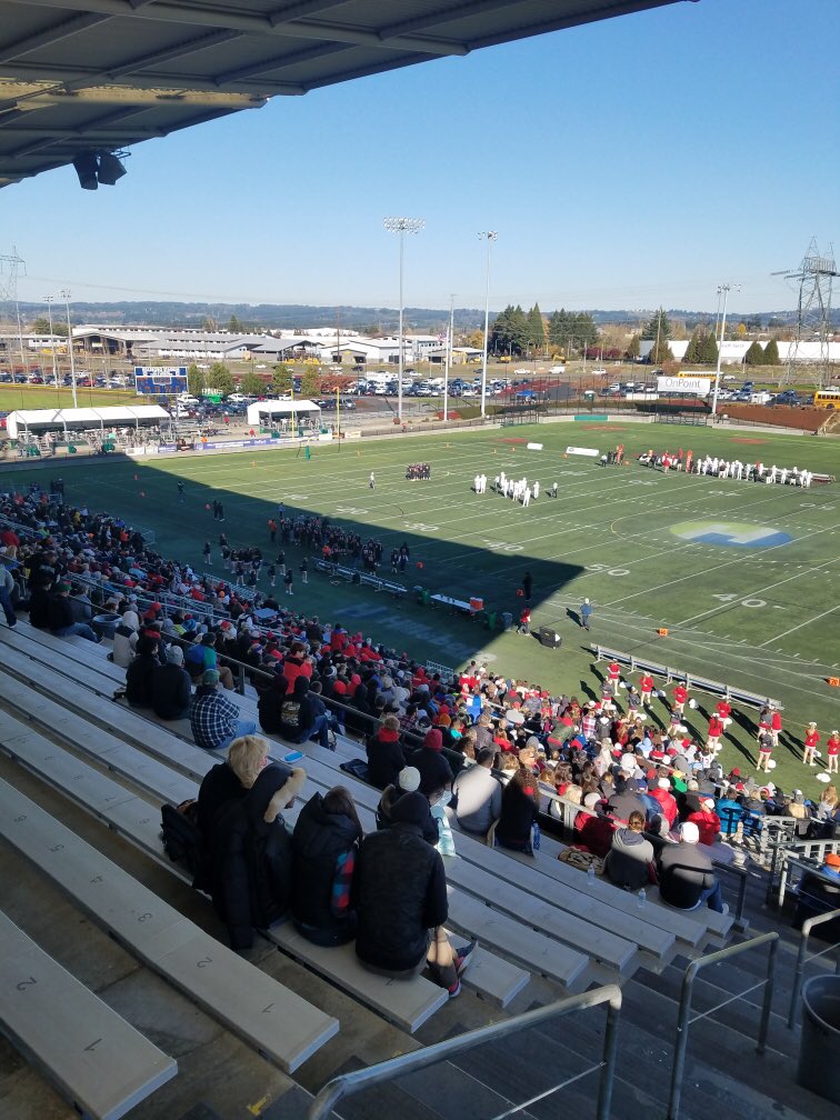 fridaylights's tweet image. 4A Semifinal Saturday in Hillsboro @SeasideSeagulls @gladstonefball #Fox12FNL